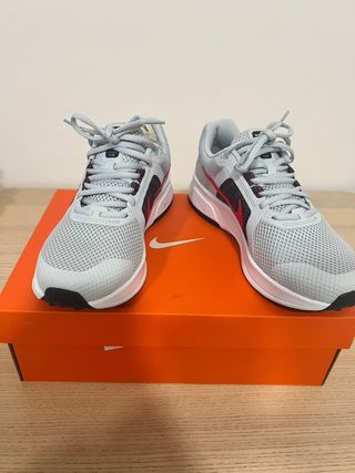 Nike Run Swift 2 Talla 42 Gris/Rojo
