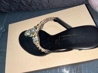 Sandali con tacco nero e oro