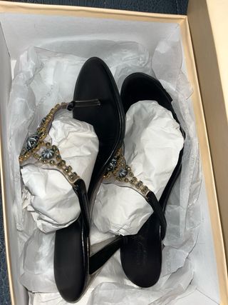 Sandali con tacco nero e oro