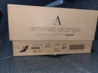 Sandali con tacco nero e oro