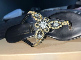 Sandali con tacco nero e oro