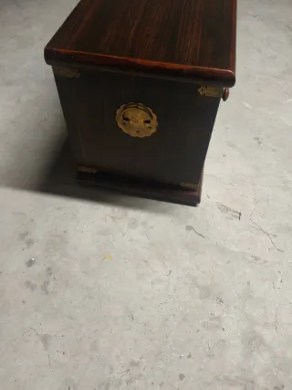 Baúl zapatero de madera y metal