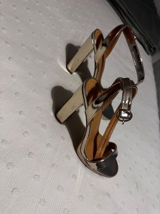 Tacones dorados de plataforma fina y elegante