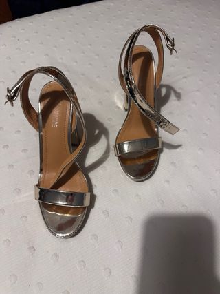 Tacones dorados de plataforma fina y elegante