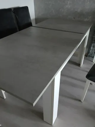Mesa de salón gris y blanca