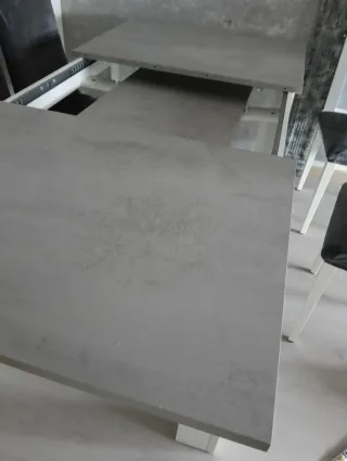 Mesa de salón gris y blanca