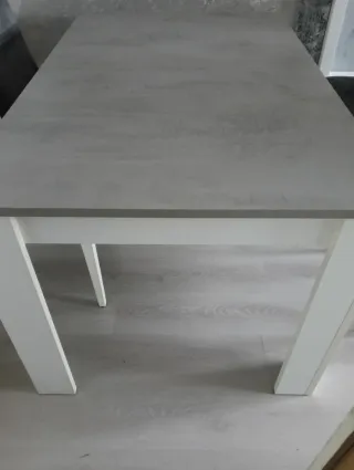 Mesa de salón gris y blanca