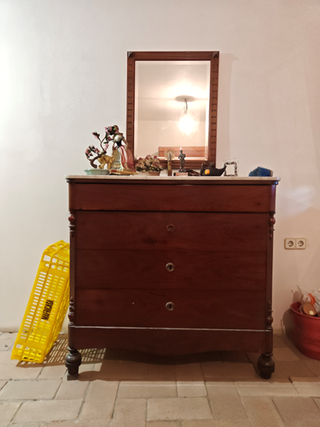 Cómoda antigua de madera con espejo