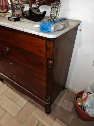 Cómoda antigua de madera con espejo