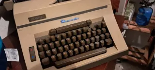 Máquina de escribir antigua Olivetti Letteira