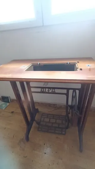 Mueble para máquina de coser antigua