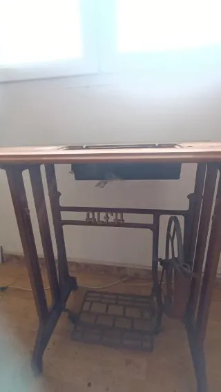 Mueble para máquina de coser antigua
