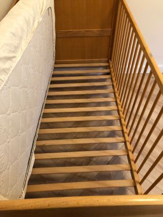 Cuna bebé de madera con colchón
