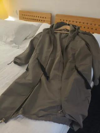 Parka color topo con capucha