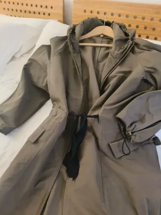 Parka color topo con capucha