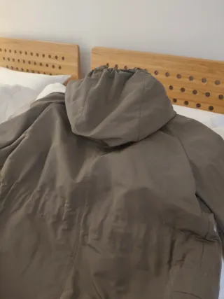 Parka color topo con capucha