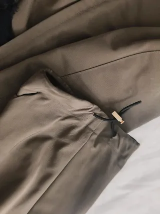 Parka color topo con capucha