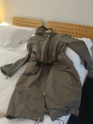 Parka color topo con capucha