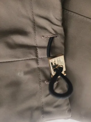 Parka color topo con capucha