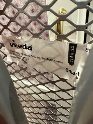 Tabla de planchar plegable marca Vileda.