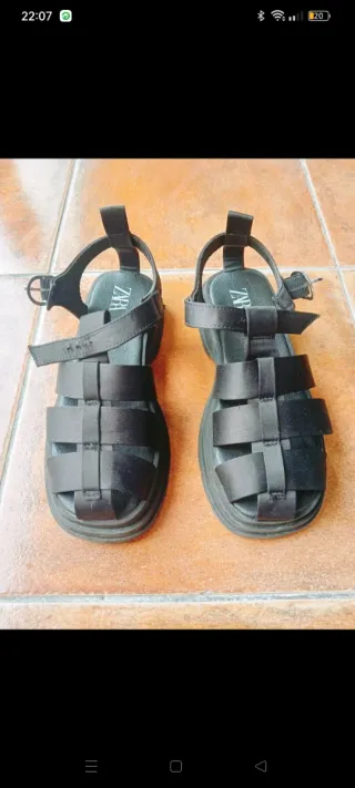 Sandalias cangrejeras Zara negras