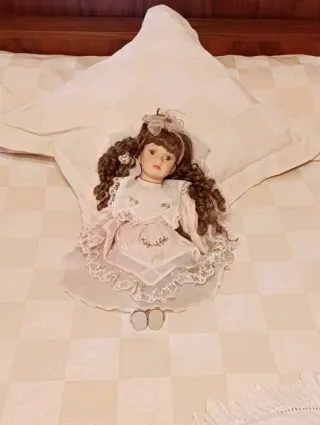 Muñeca de porcelana vintage
