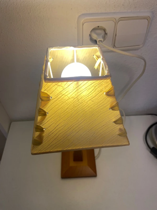 Lámpara de mesa madera y tela texturizada