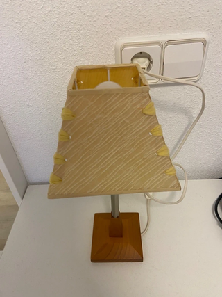 Lámpara de mesa madera y tela texturizada