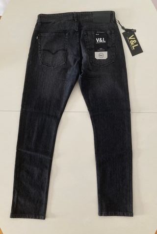 Victorio & Lucchino. Pantalón vaquero slim. W33
