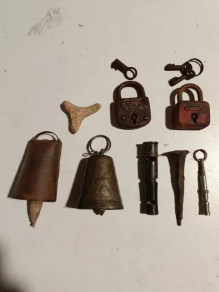 Lotes de antigüedades: candados, llaves, campanas