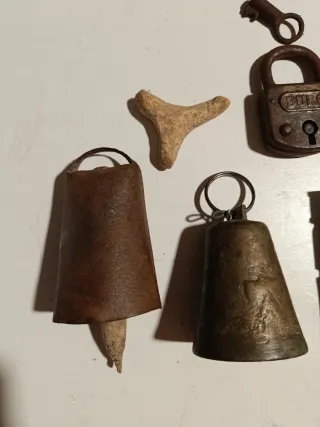 Lotes de antigüedades: candados, llaves, campanas