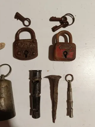 Lotes de antigüedades: candados, llaves, campanas