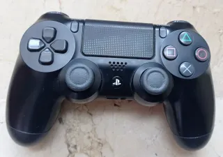 PS4 Slim 1TB + Mando original + Cables + Juego