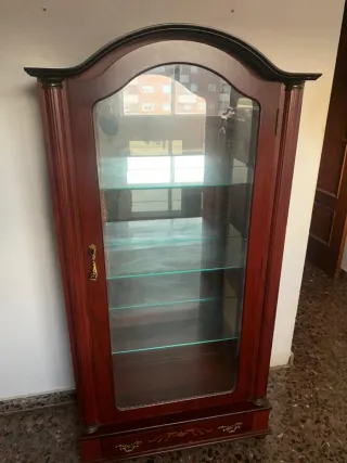 Mueble de esquina de madera con vitrina