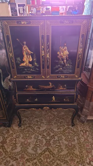 Mueble de esquina de madera con vitrina