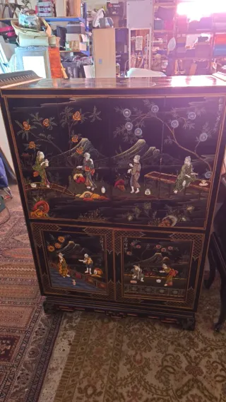 Mueble de esquina de madera con vitrina