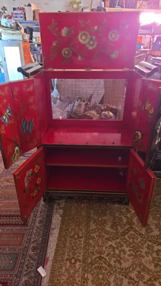 Mueble de esquina de madera con vitrina