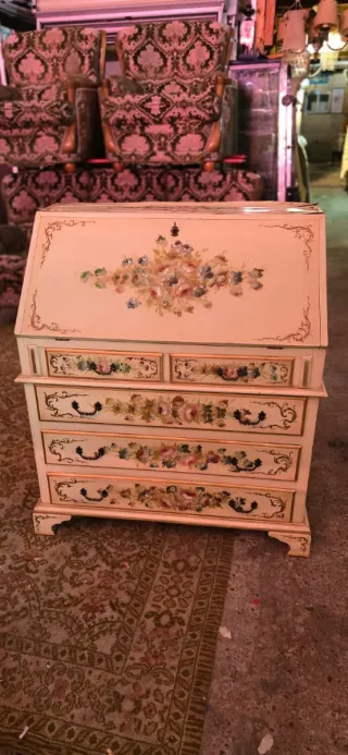 Mueble de esquina de madera con vitrina