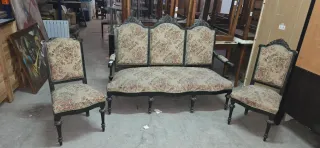 Mueble de esquina de madera con vitrina