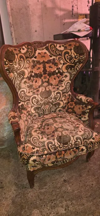 Mueble de esquina de madera con vitrina