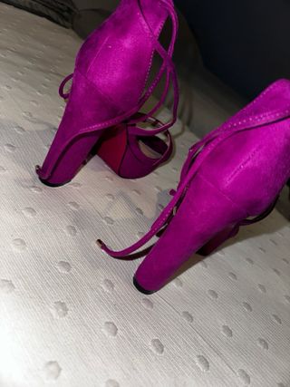Sandalias de tacón moradas
