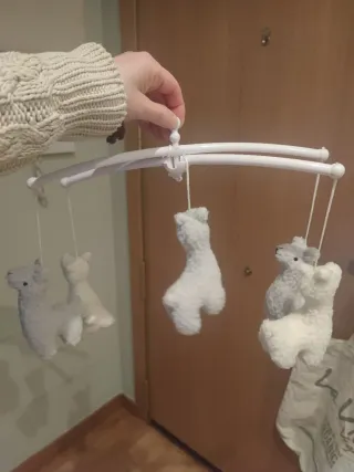 Móvil de cuna con figuras de animales