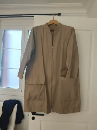 Gabardina beige con cremallera