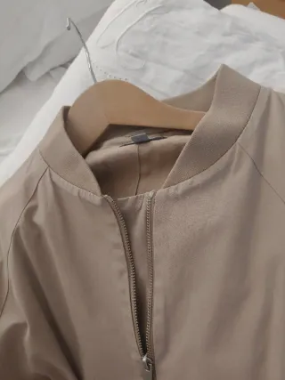 Gabardina beige con cremallera