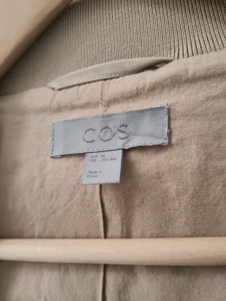 Gabardina beige con cremallera