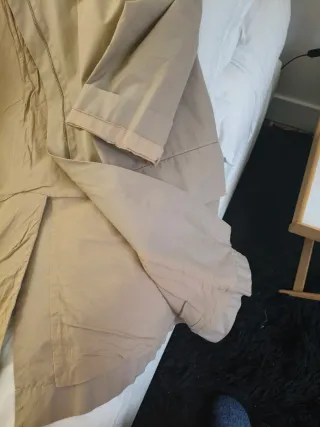 Gabardina beige con cremallera