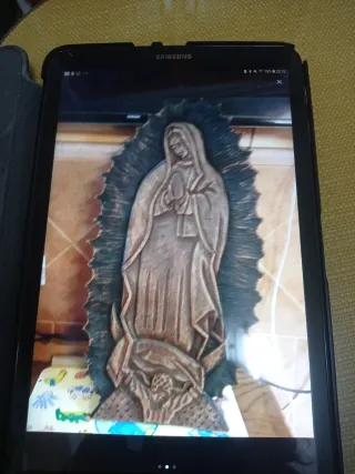 Virgen tallada a mano en madera