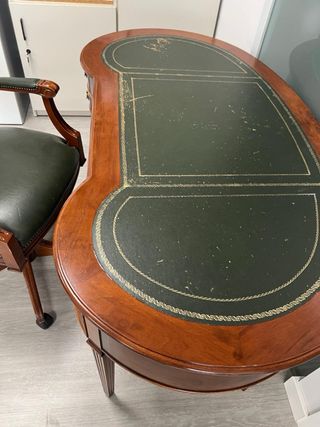 Escritorio de madera con tapa de piel verde