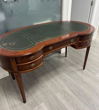 Escritorio de madera con tapa de piel verde