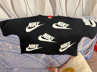 Camiseta Nike Crop Top Estampada Negra